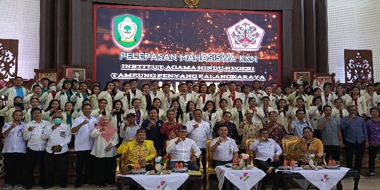 FOTO: DEVIANA/MATAKALTENG - Pemkab Kotim bersama mahasiswa IAHN yang KKN di Kotim, Rabu 6 Maret 2024.