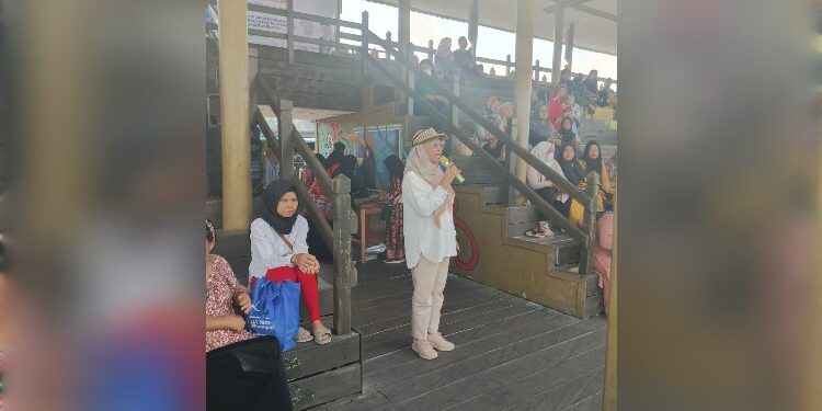 FOTO: MATAKALTENG - Kepala Dinas Koperasi dan UMKM Kalteng Hj. Norhani saat memberikan pendampingan hingga sertifikasi halal pelaku kepada pelaku UMKM.