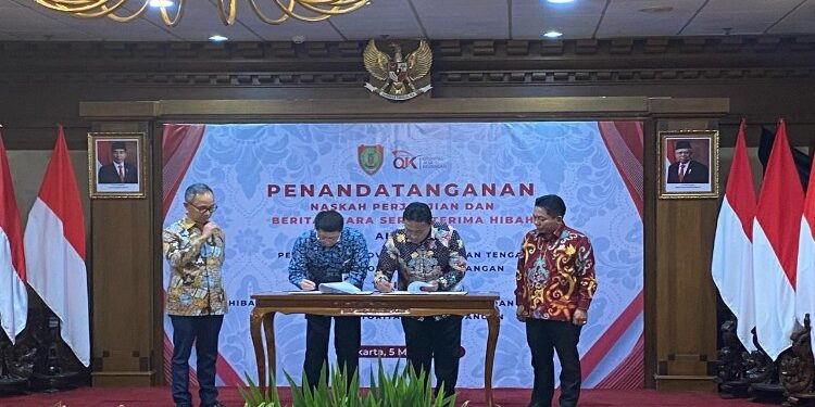 FOTO: MATAKALTENG - Wakil Gubernur Kalteng H. Edy Pratowo bersama bersama Ketua Dewan Komisioner OJK RI Mahendra Siregar saat menandatangani Naskah Perjanjian Hibah Daerah dan Berita Acara Serah Terima Barang Milik Pemprov Kalteng.