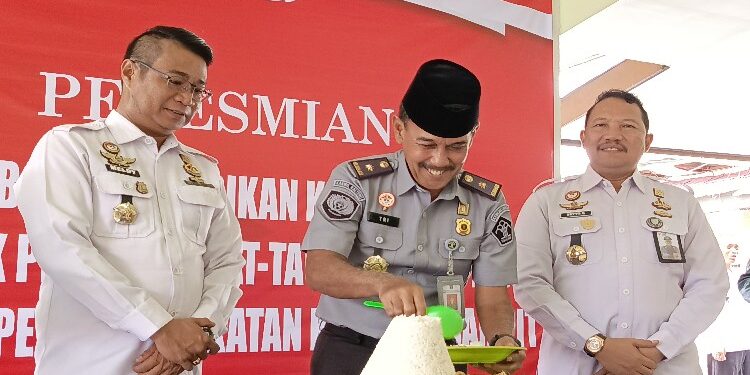 FOTO: DEVIANA/MATAKALTENG - Pemotongan tumpeng oleh Kepala Devisi Pemasyarakatan Kantor Wilayah Kementerian Hukum dan Hak Asasi Manusia Kalteng, Tri Saptono didampingi Kelapas Kelas IIB Sampit Meldy Putra saat peresmian Pondok Pesantren, Rabu 6 Maret 2024.