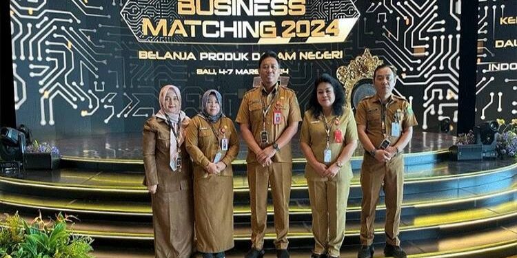 FOTO: MATAKALTENG - Asisten I Setda Barsel, Yoga P Utomo (tengah) bersama Kepala Disperindagkop dan UKM Barsel, Swita Minarsih serta kepala DKPPP Barsel, Ida Safitri, saat berfoto bersama.