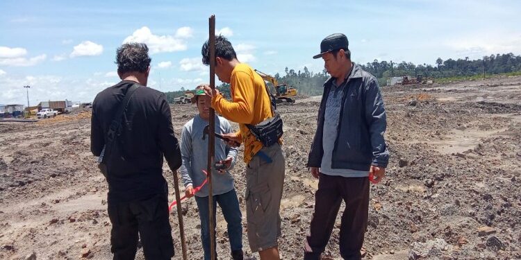 FOTO: MATAKALTENG - Kelompok Tani Harapan Jaya IV bersama PT MUTU didampingi pihak kepolisian dan Kecamatan GBA saat melakukan pengecekan lahan yang diduga diserobot pihak perusahaan PT MUTU.