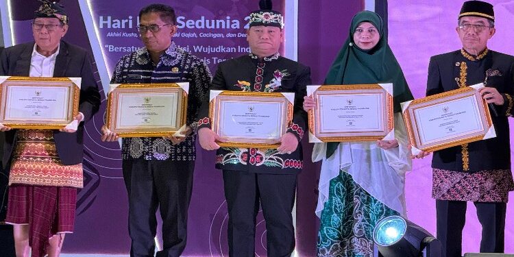 FOTO: IST/MATAKALTENG - Bupati Kotim Halikinnor saat menerima penghargaan, Rabu 6 Maret 2024.