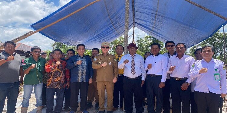 FOTO : DISKOMINFO SANTIK/MATA KALTENG - Bupati Gumas Jaya S Monong berfoto bersama dengan para jemaat gereja, setelah melakukan peletakan batu pertama pembangunan gedung GPT Kristus Penolong Desa Pilang Munduk, Kecamatan Kurun, Senin, 4 Maret 2024.