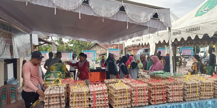 FOTO: AKH/MATAKALTENG - Kegiatan pasar penyeimbang dalam rangka jaga stabilitas harga.