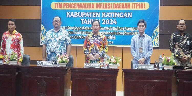 FOTO: MATAKALTENG - Pj Bupati Katingan, Saiful, saat membuka kegiatan High Level Meeting Tim Pengendalian Inflasi Daerah (TPID) di Aula Bappedalitbang setempat.