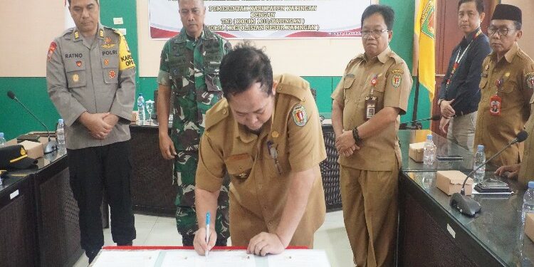 FOTO: MATAKALTENG - Pj Bupati Katingan Saiful, saat penandatanganan NPHD Dukungan penyelenggaraan Pilkada Bupati dan Wakil Bupati Katingan Tahun 2024.