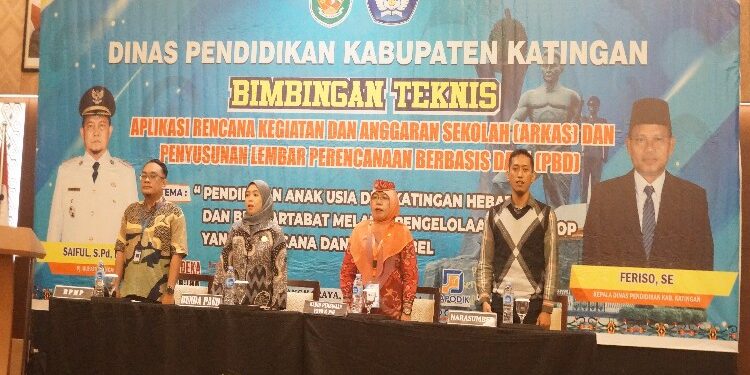 FOTO: MATAKALTENG - Bunda Paud Kabupaten Katingan, Sumiati (Dua Dari Kiri) saat menghadiri Bimtek ARKAS dan Penyusunan Lembar PBD, di Kota Palangka Raya.