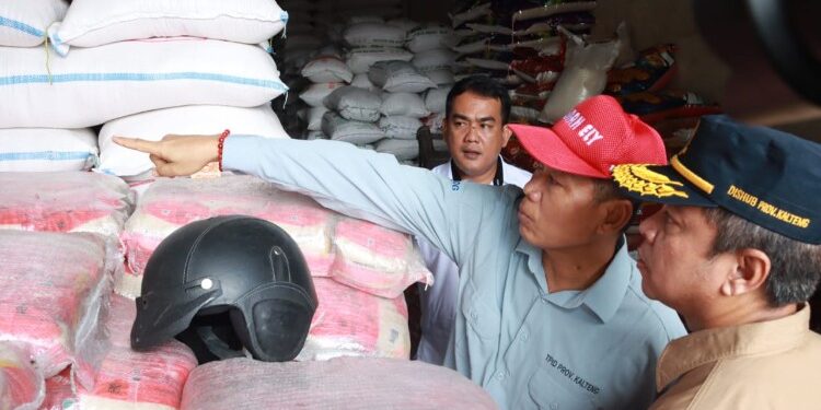 FOTO: MATAKALTENG - Pemantauan harga pangan dan ketersediaan bapok di Gudang Bulog.