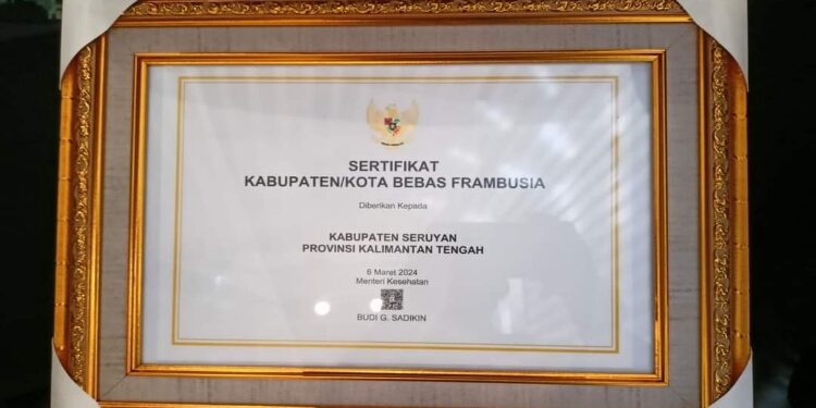 FOTO: PROKOM SERUYAN/MATA KALTENG - Sertifikat Kabupaten/Kota Bebas Frambusia yang diberikan oleh Kemenkes RI kepada Kabupaten Seruyan.