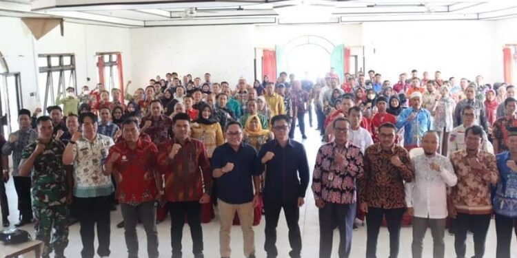 FOTO: PROKOM SERUYAN/MATA KALTENG - Momen sesi foto bersama dalam agenda Musrenbang tingkat Kecamatan Hanau di Aula Gedung Serbaguna setempat, Kamis 7 Maret 2024.
