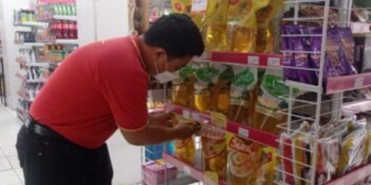 FOTO: DOK DEVIANA/MATAKALTENG - Karyawan ritel modern saat merapikan produk.