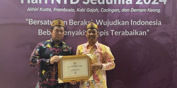 FOTO: MATAKALTENG - Pj Bupati Katingan Saiful, didampingi Kepala Dinas Kesehatan Katingan, Glorikus saat foto bersama.