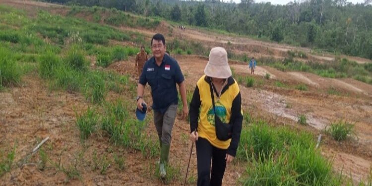 FOTO : TRY PEBRIADI/MATA KALTENG - Sejumlah pihak peninjauan Sirkuit Antang Sakti Kuala Kurun yang akan dijadikan sebagai arena Kejurnas Grasstrack Regional IV Kalimantan Putaran I, Selasa, 5 Maret 2024.