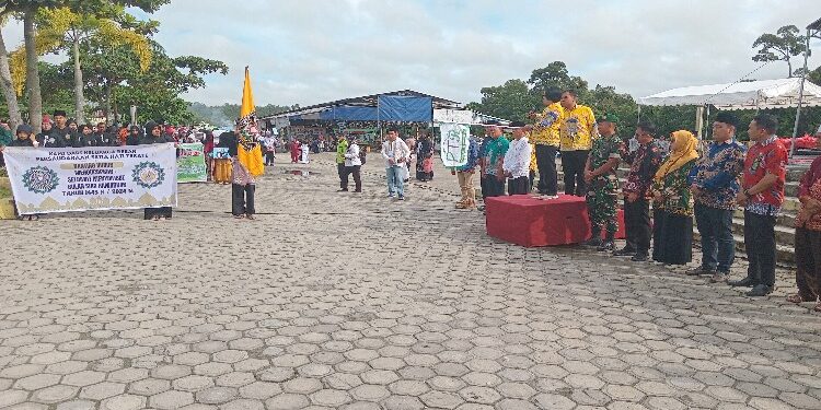 FOTO : DISKOMINFO SANTIK/MATA KALTENG - Wakil Bupati Gumas Efrensia LP Umbing bersama forkopimda dan Ketua Panitia Sudin, ketika melepas peserta Pawai Tarhib Ramadan 1445 hijriah tahun 2024, di Taman Kota Kuala Kurun, Kamis, 7 Maret 2024.