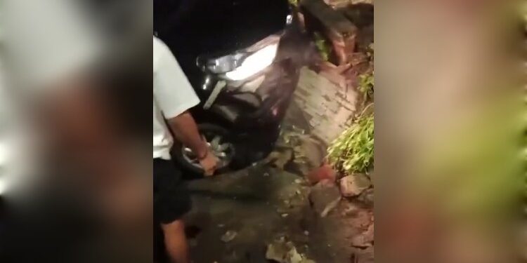 FOTO: AGUS/MATA KALTENG- tangkap  layar video yang memperlihatkan minubus hitam yang menabrak trotoar jalan.
