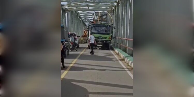 FOTO: IST/MATA KALTENG - Terlihat kendaraan pengakut alat berat berada di Jembatan Mentaya.