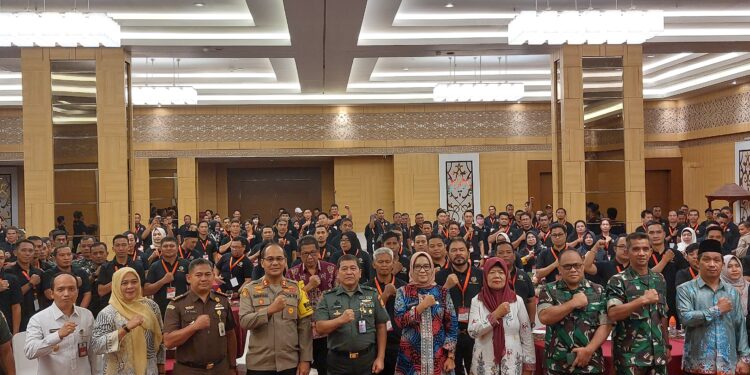 FOTO: RZL/MATAKALTENG - Foto bersama usai pembukaan sosialisasi dan diseminasi Bela Negara dari Kemenhan RI di Palangka Raya.