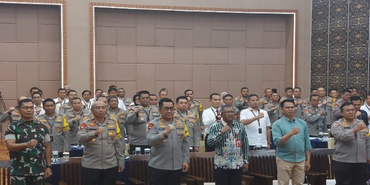 FOTO: OLIVIA/MATAKALTENG - Kepala Badan Kesbangpol Provinsi Kalteng Katma F. Dirun menyampaikan materi tentang Potensi Konflik Sosial 2024 di Provinsi Kalteng, pada kegiatan Rapim Polri Tingkat Polda Kalteng Tahun 2024.