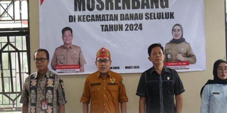 FOTO: PROKOM SERUYAN/MATA KALTENG - Wakil Ketua I DPRD Seruyan, Bambang Yantoko (dua dari kanan) saat menghadiri Musrenbang Kecamatan Danau Seluluk, Jum'at 8 Maret 2024.