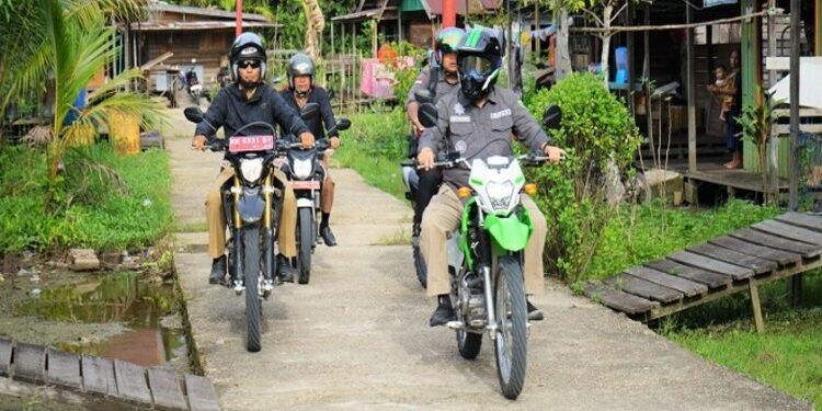 FOTO: MATAKALTENG - Dengan menggunakan motor trail Pj. Bupati Barsel Deddy Winarwan Kunker ke empat desa di wilayah Kecamatan Dusel.
