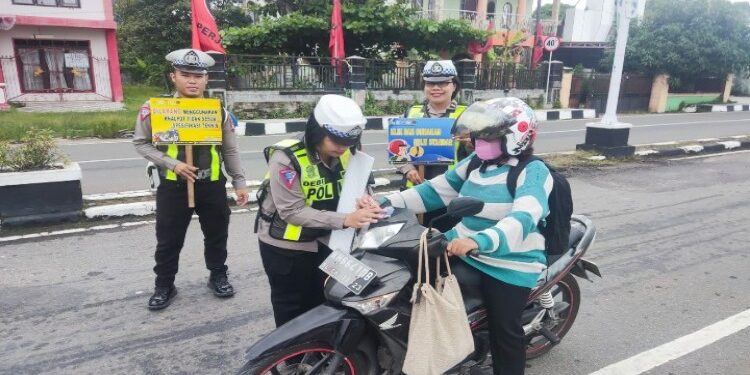 FOTO: MATAKALTENG - Sat Lantas Polres Barsel saat menggelar rajia Operasi Keselamatan Telabang 2024 di sejumlah ruas jalan Kota Buntok.