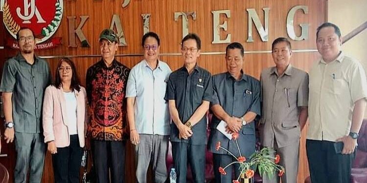 FOTO: MATAKALTENG - Pansus Raperda DPRD Kalteng saat berkunjung ke PT Jamkrida Kalteng.