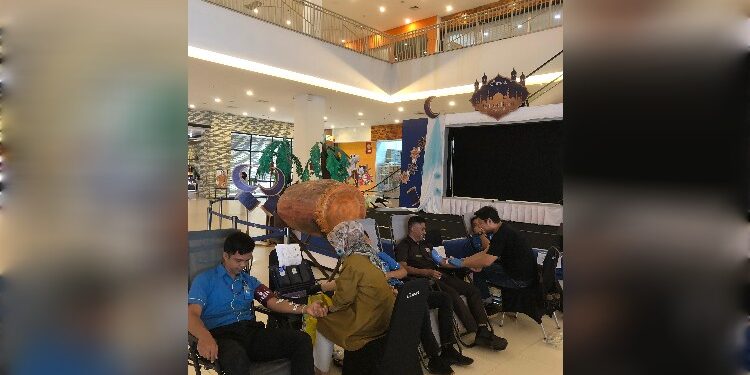 FOTO: IST/MATAKALTENG - Kegiatan donor darah di Citimall Sampit, Jumat 8 Maret 2024.