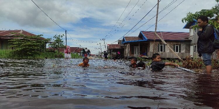 FOTO: MATAKALTENG - Keadaan perumahan di kawasan Jalan Anoi yang terendam banjir.