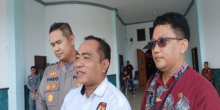 FOTO : SID/MATA KALTENG - Ketua KPU Kabupaten Gumas Elfrinst G Tumon ketika diwawancarai awak media.
