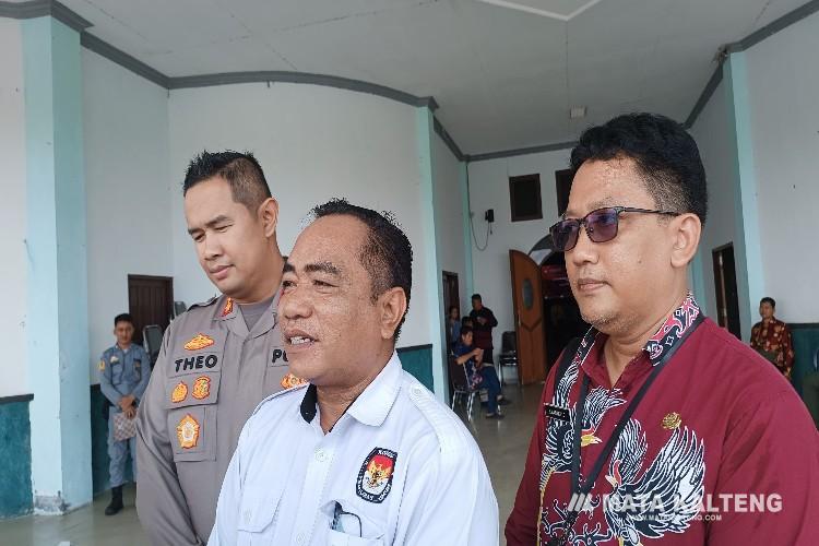 FOTO : SID/MATA KALTENG - Ketua KPU Kabupaten Gumas Elfrinst G Tumon ketika diwawancarai awak media.
