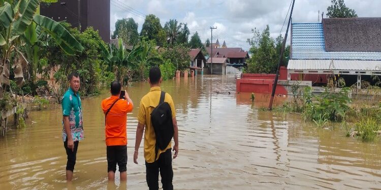 FOTO : BPBD GUMAS/MATA KALTENG - Sejumlah rumah warga yang terendam banjir di Kelurahan Tewah, Kecamatan Tewah, Kamis, 7 Maret 2023 sore.