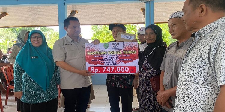 FOTO : AKH/MATAKALTENG - Pj Bupati Sukamara Kaspinor saat memberikan bantuan sosial secara simbolis kepada warga.