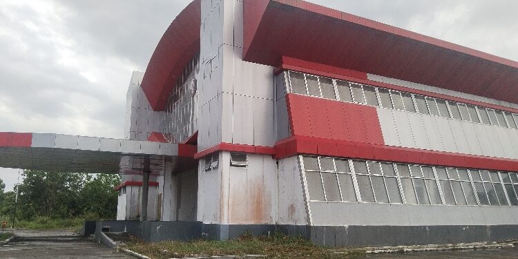 FOTO: DOK/MATA KALTENG - Gedung Expo Sampit yang tidak berfungsi dan terkesan terbengkalai di area Stadion 29 November Sampit.