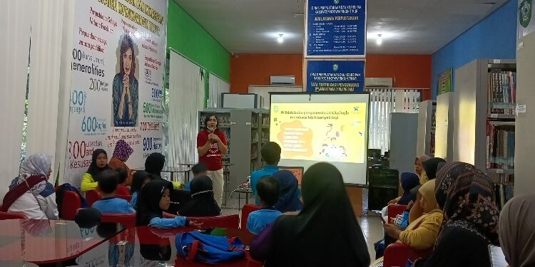 FOTO: IST/MATA KALTENG - Suasana Anak-anak TK Islam Yerpadu Nurul Hidayah saat berkunjung ke Perpustakaan Daerah.