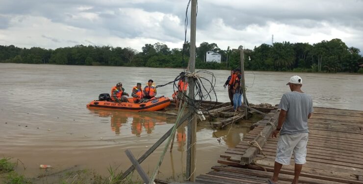 FOTO : BPBD GUMAS/MATAKALTENG - Tim gabungan ketika melakukan pencarian satu orang warga yang diduga tenggelam di Sungai Kahayan, Sabtu, 10 Maret 2024.