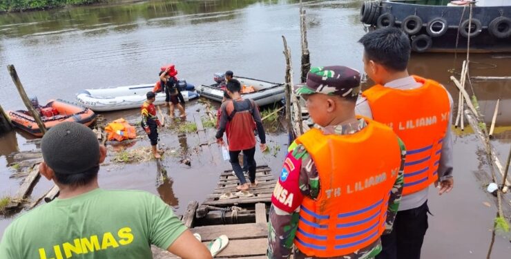 FOTO : IST/MATAKALTENG - Tampak unsur Forkopimcam dan tim relawan sedang melakukan pencarian korban tenggelam di sungai Lubuk Bunter Cempaga.