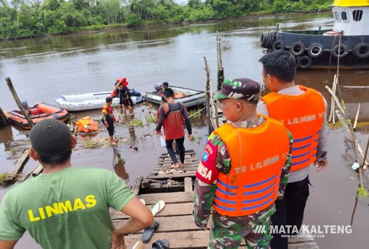 FOTO : IST/MATAKALTENG - Tampak unsur Forkopimcam dan tim relawan sedang melakukan pencarian korban tenggelam di sungai Lubuk Bunter Cempaga.