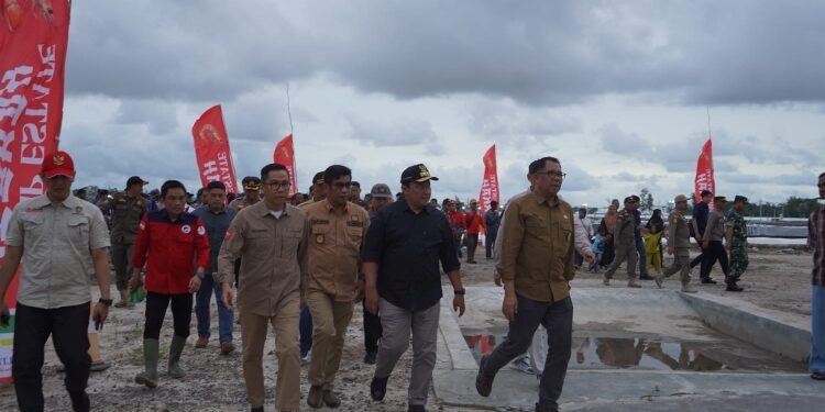 FOTO: IST/MATAKALTENG - Penebaran perdana benur udang vaname yang dihadiri oleh Wagub Kalteng, H Edy Pratowo.