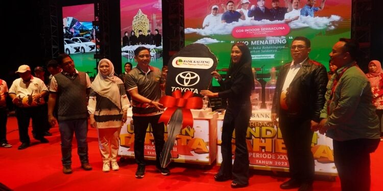 FOTO: OLIVIA/MATAKALTENG - Ketua TP PKK Kalteng, Ivo Sugianto Sabran, pada saat menyerahkan secara simbolis kunci mobil hadiah grandprize, kepada pemenang yang diwakili oleh Pimpinan Cabang Pembantu Bank Kalteng Pegatan, Kotim.