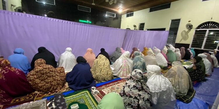FOTO: DIAN/MATA KALTENG - Suasana tarawih berjamaah di Masjid Al Mukhlishin, Sampit, Minggu 10 Maret 2024 malam.