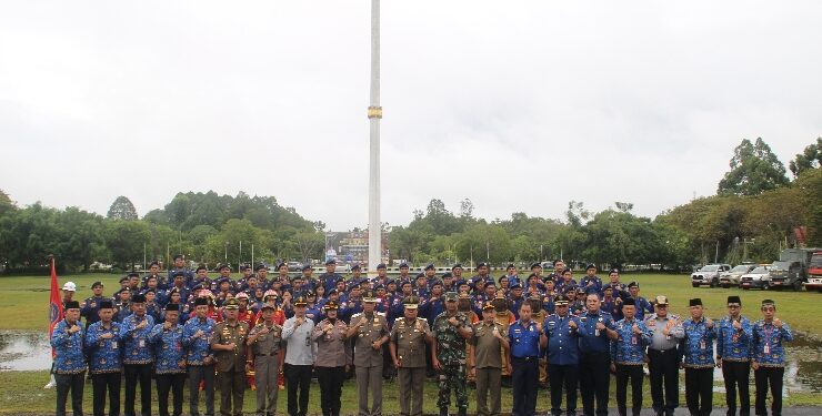 FOTO : IST/MATAKALTENG - Sekda Katingan Pransang, saat memimpin upacara apel peringatan hari ulang tahun Damkar dan Satlinmas, di halaman kantor Bupati setempat. 