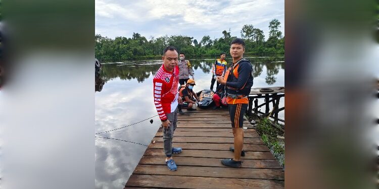 FOTO: IST/MATA KALTENG - Terlihat Camat Cempaga bersama tim rescue saat mengevakuasi korban tenggelam di sungai lubuk bunter, Cempaga, Kotim. Senin, 11 Maret 2024.