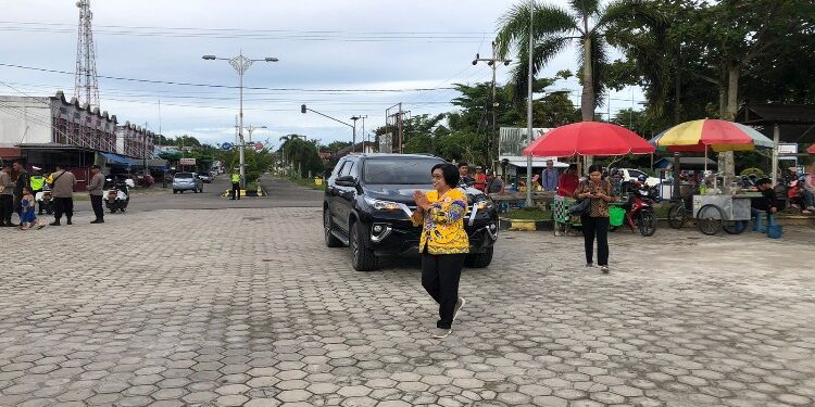 FOTO : DISKOMINFO SANTIK/MATA KALTENG - Wakil Bupati Gumas Efrensia LP Umbing ketika menghadiri suatu kegiatan di Taman Kota Kuala Kurun, pekan lalu.