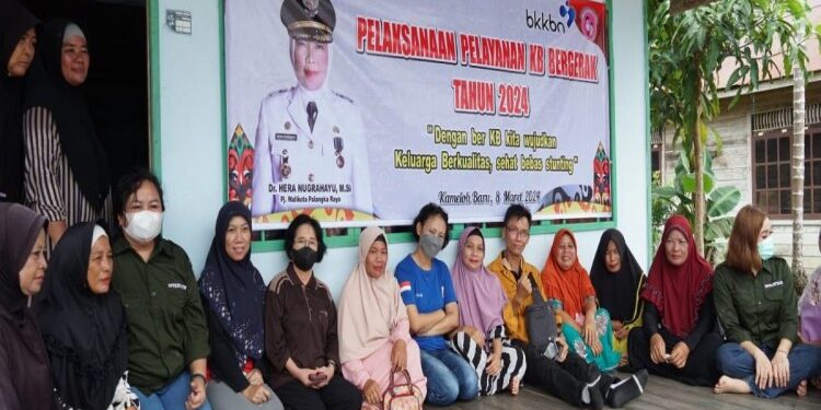 FOTO: MATAKALTENG - Kegiatan program KB Bergerak di pinggiran Kelurahan Kameloh Baru yang bermukim di sekitar DAS Kahayan.