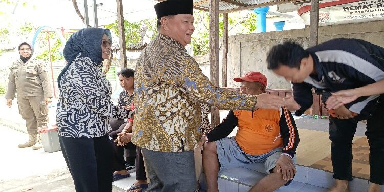 FOTO: DOK DEVIANA/MATAKALTENG - Bupati Kotim Halikinnor didampingi istri Khairi yah Halikinnor saat menyapa warga, belum lama ini.