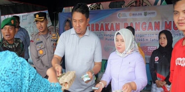 FOTO: MATAKALTENG - Asisten I Setda Barsel, Yoga P Utomo saat membagikan paket murah kepada masyarakat.