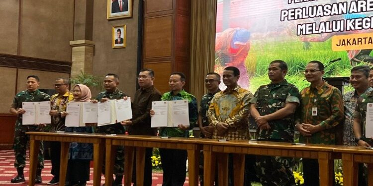 FOTO: MATAKALTENG - Penandatanganan Nota Kesepahaman Kegiatan Perluasan Areal Tanam Padi Melalui Pompanisasi.