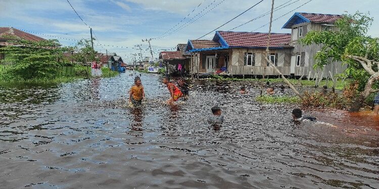 FOTO: MATAKALTENG - Banjir di salah satu kawasan pemukiman warga di Kota Palangkaraya.