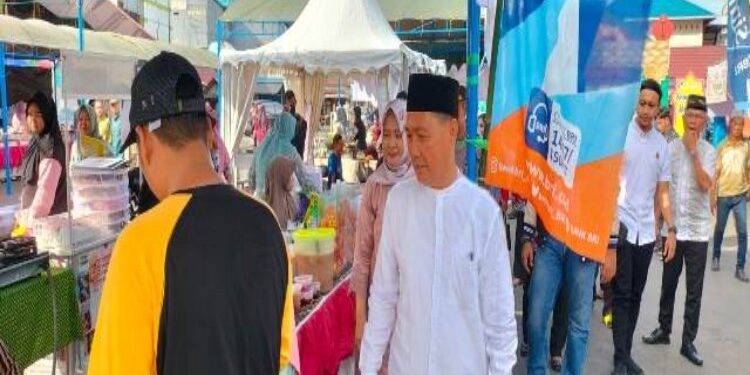 FOTO: MATAKALTENG - Mirwansyah asisten III setda barsel (baju putih) saat membuka pasar Ramadhan.